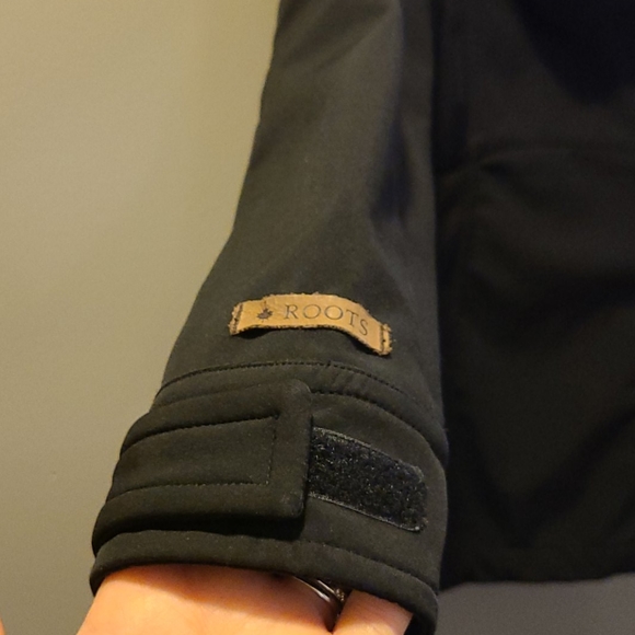 ROOTS Hooded Black Rain Jacket - Picture 5 of 8